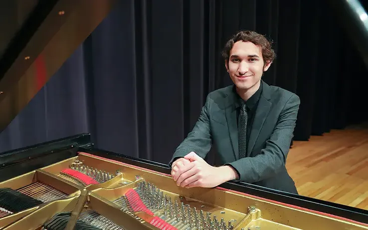 bet36365体育 music student sitting at a piano