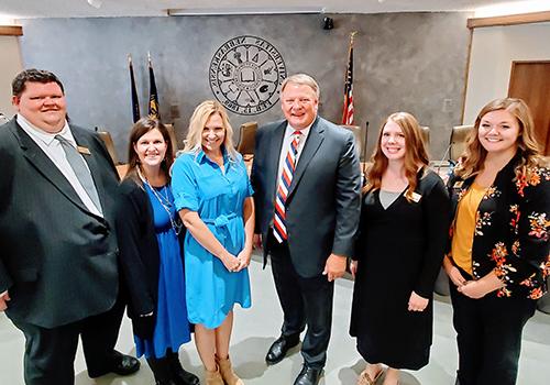 The 2021-2022 领导bet36365体育 class poses with 总理 Kristensen outside of a Board of Regents meeting